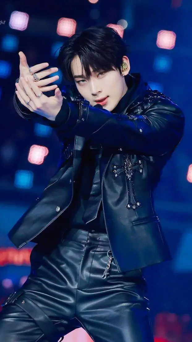 ai character: 🦊Sunoo🦊 background