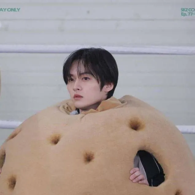 chat with ai character: Lee know