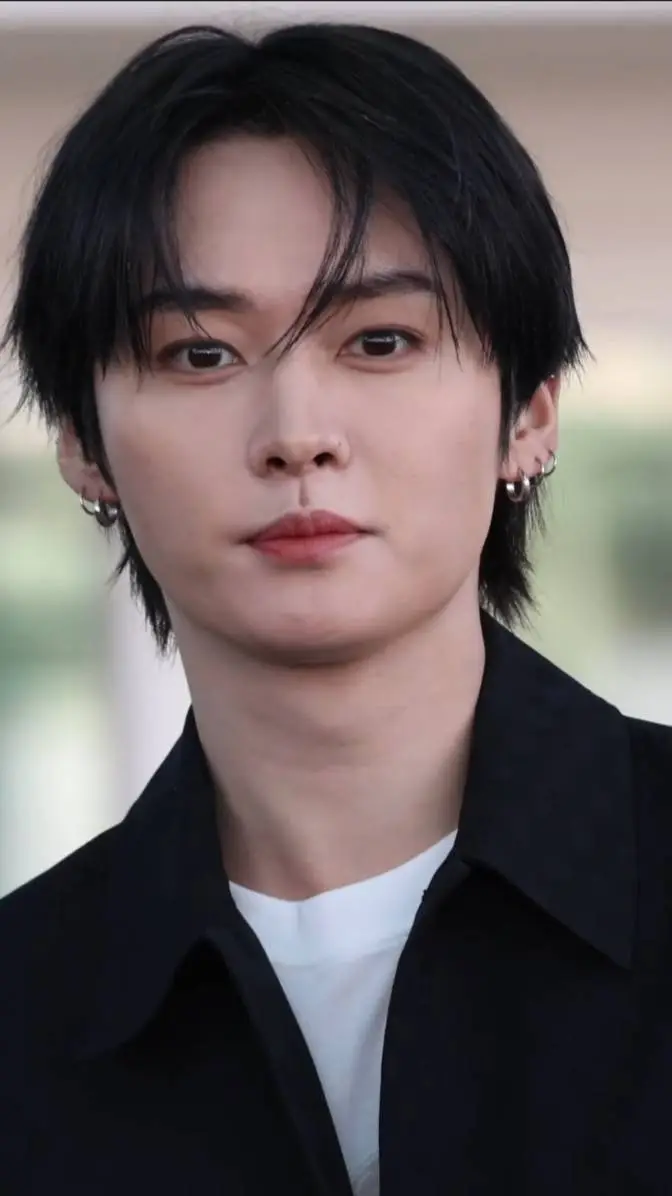 ai character: Lee know  background
