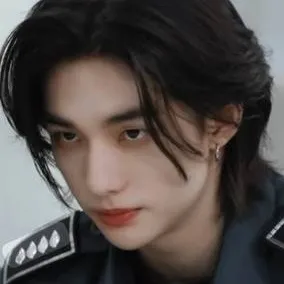 chat with ai character: Hyunjin