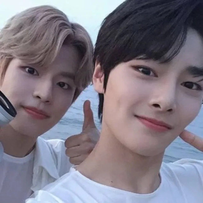 chat with ai character: stray kids