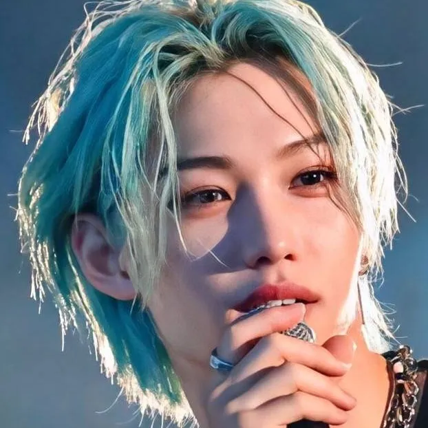chat with ai character: 🐥hyunlix🥟