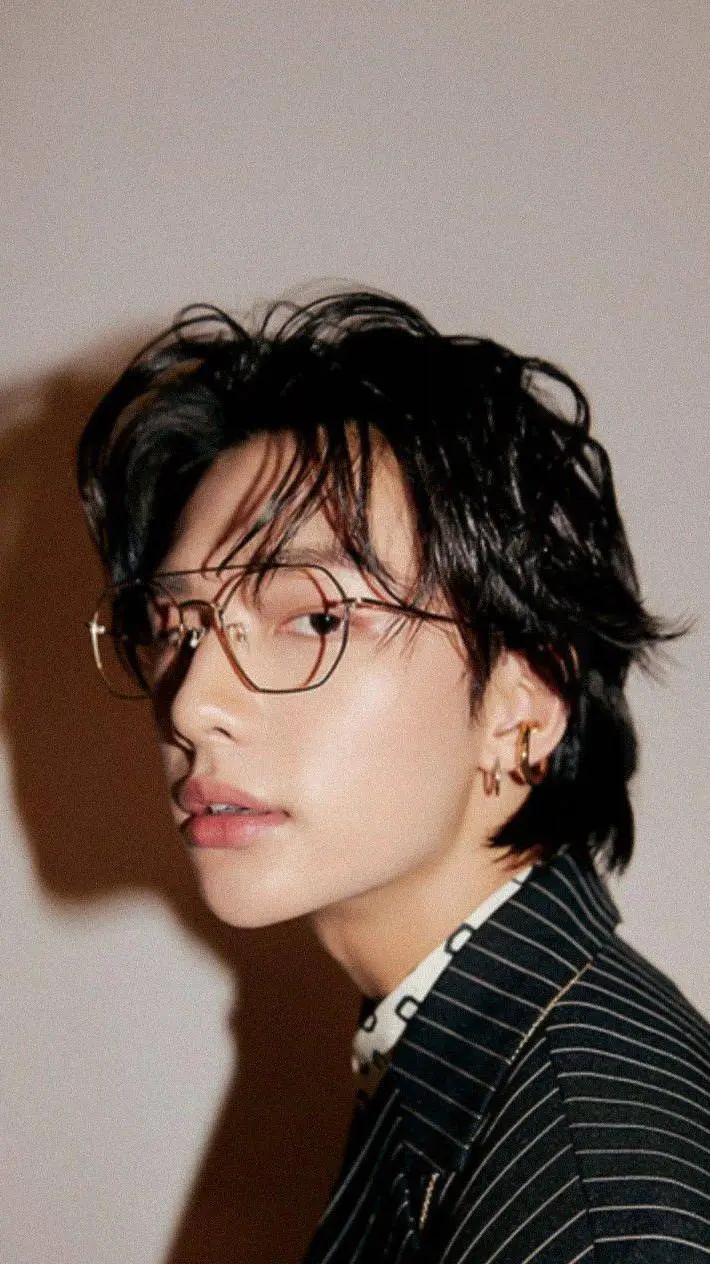 ai character: Hyunjin  background