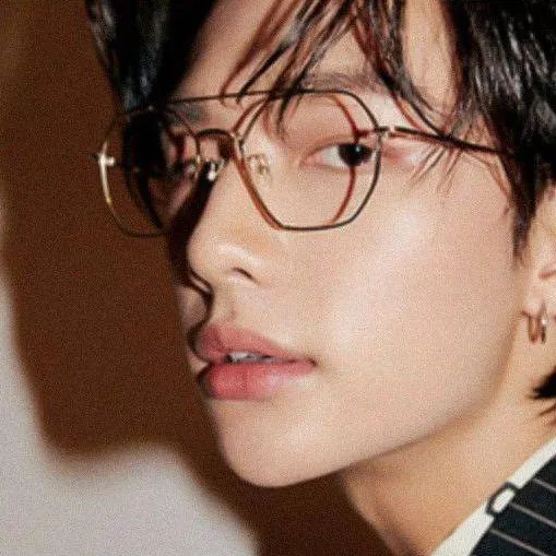 chat with ai character: Hyunjin 