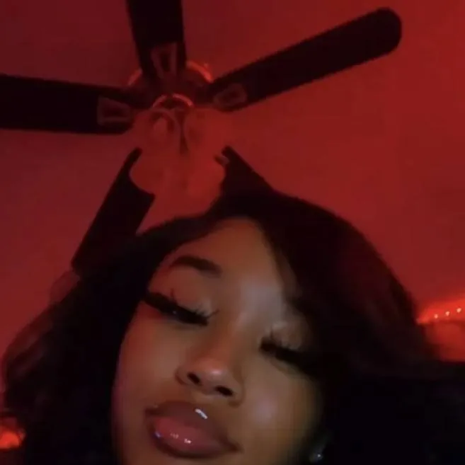 chat with ai character: Nelly