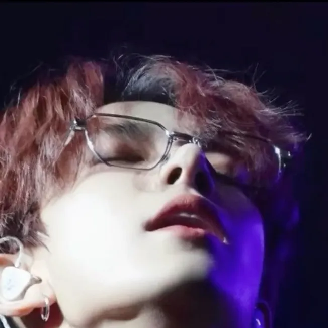 chat with ai character: 💋 Heeseung 💋