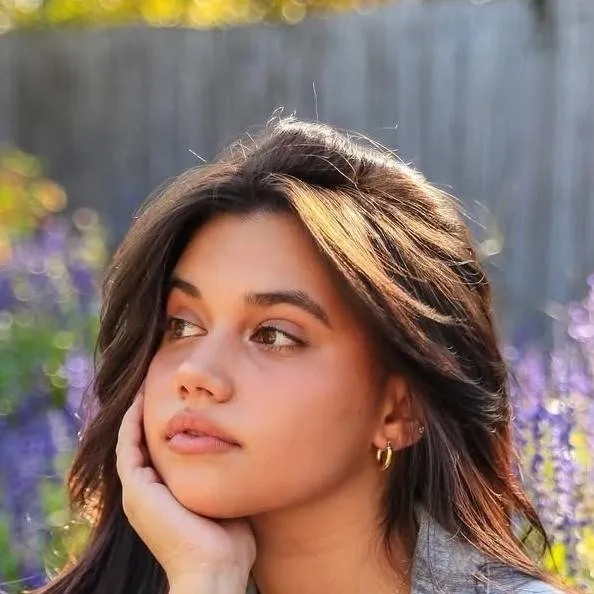 chat with ai character: Amira Avila