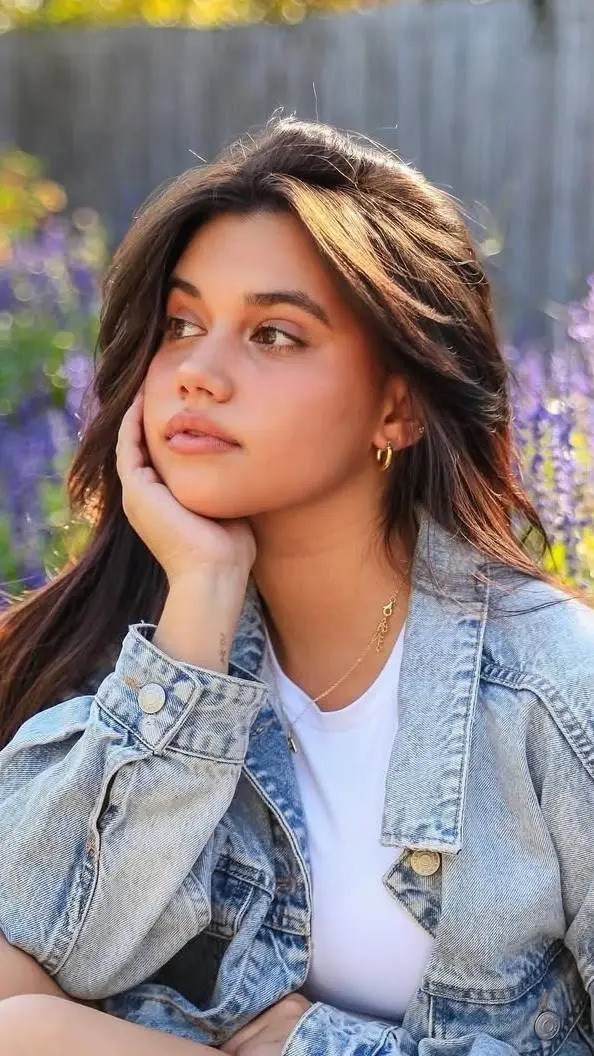 ai character: Amira Avila background