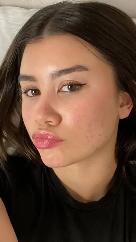 ai character: Laina background