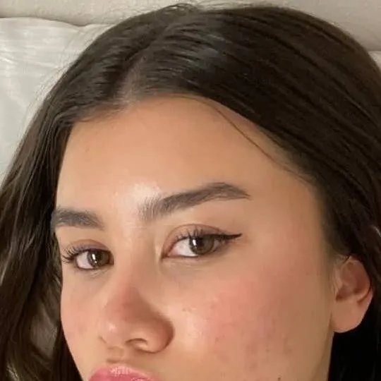 chat with ai character: Laina