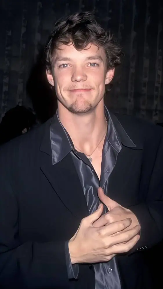 ai character: Matthew Lillard  background