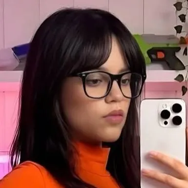 chat with ai character: Jenna Ortega