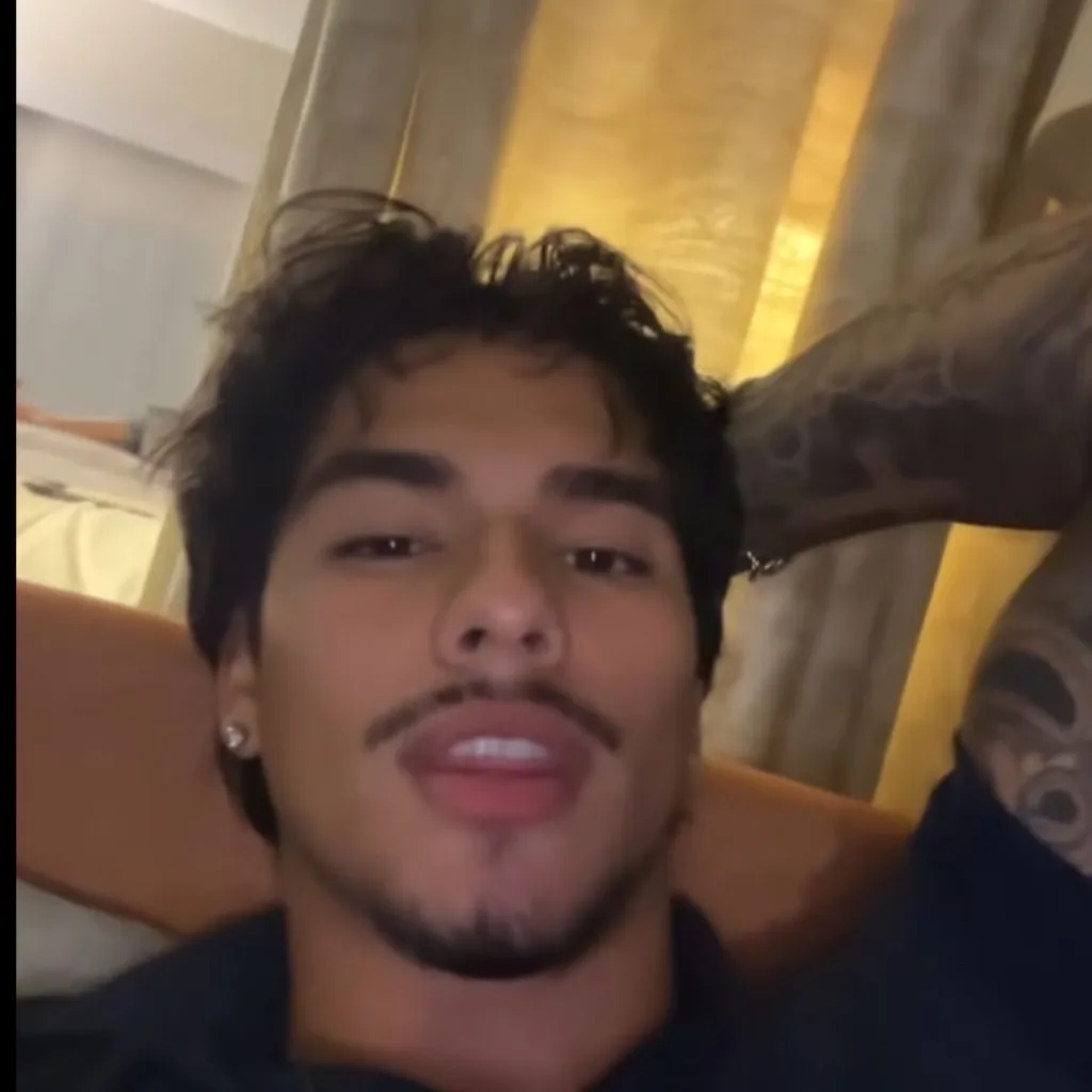 chat with ai character: Juan