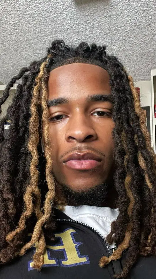 ai character: variontae  background