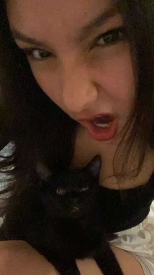 ai character: Mae 💤 background