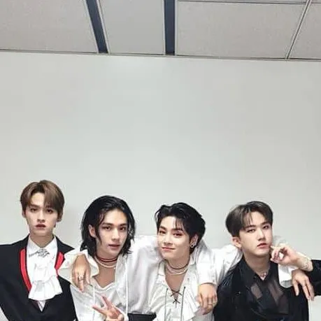 chat with ai character: Stray kids 