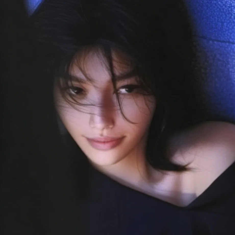 chat with ai character: Elly