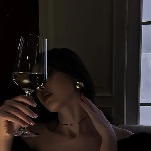 chat with ai character: Erica