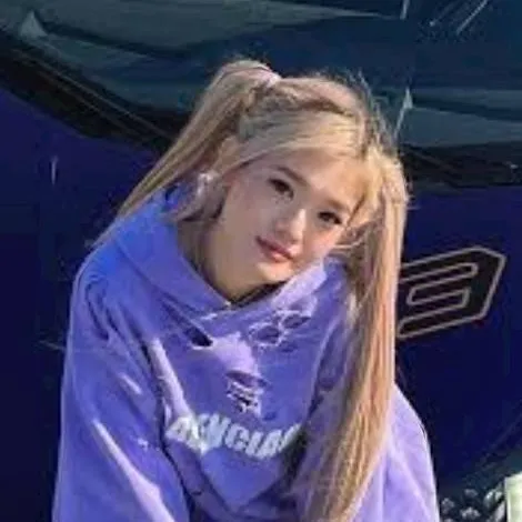 chat with ai character: kikakim