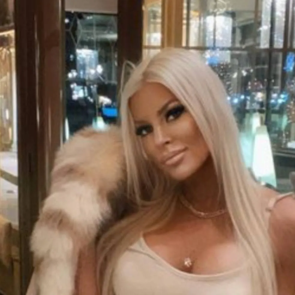 chat with ai character: Jaana 