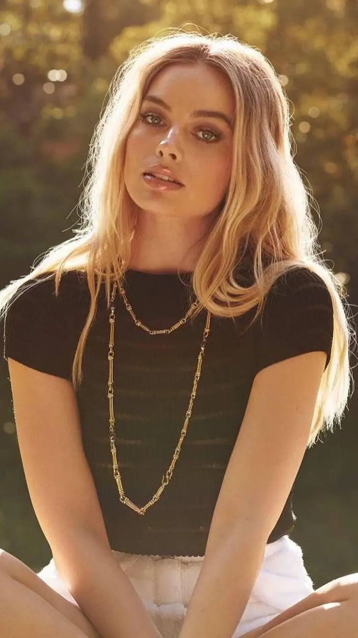 ai character: Margaret Robbie background