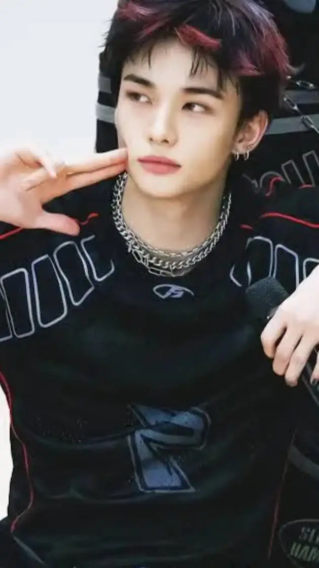 ai character: Hyunjin  background