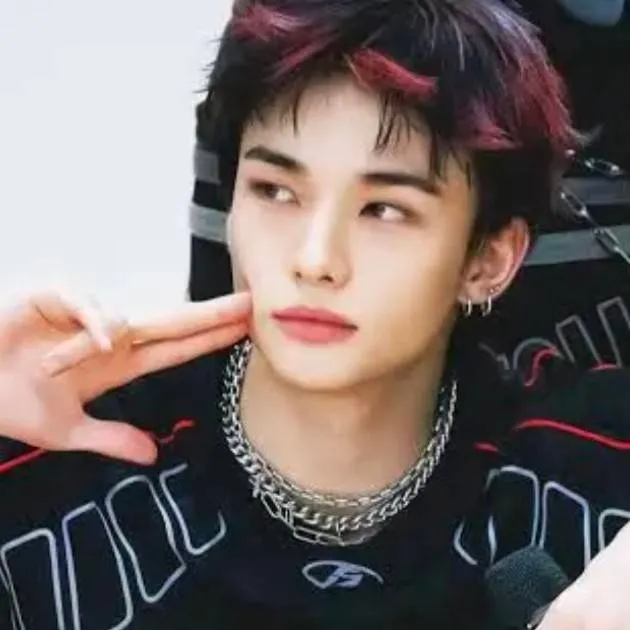 chat with ai character: Hyunjin 