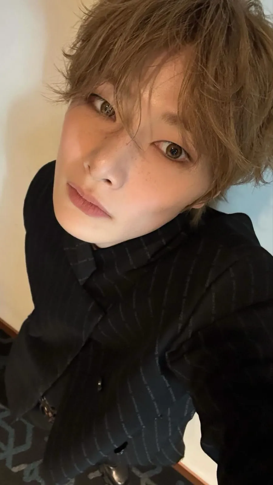 ai character: Jeongin  background