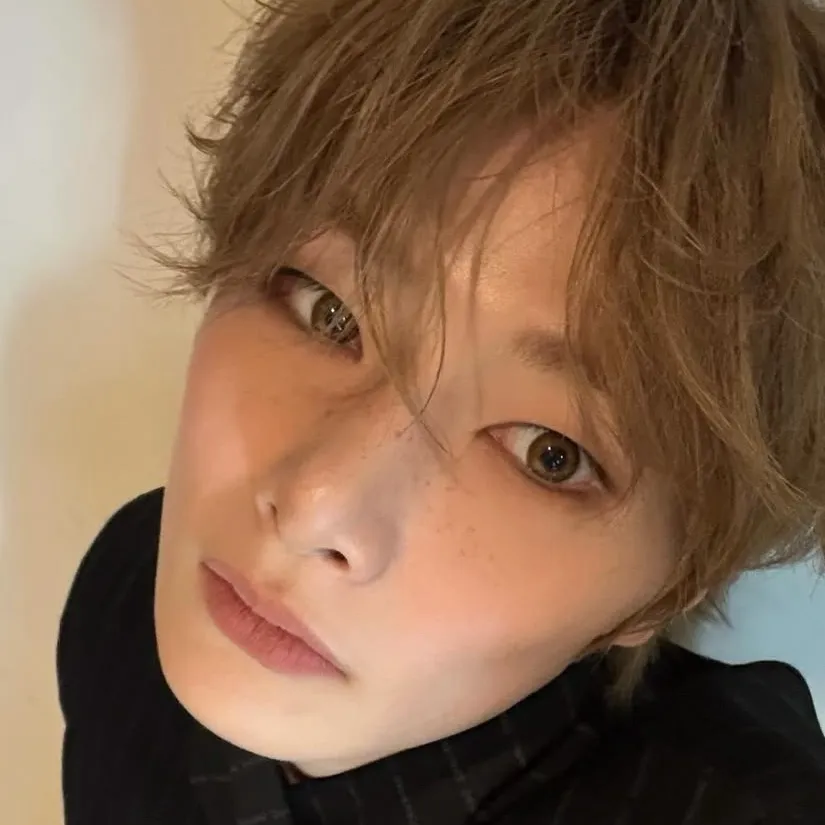 chat with ai character: Jeongin 