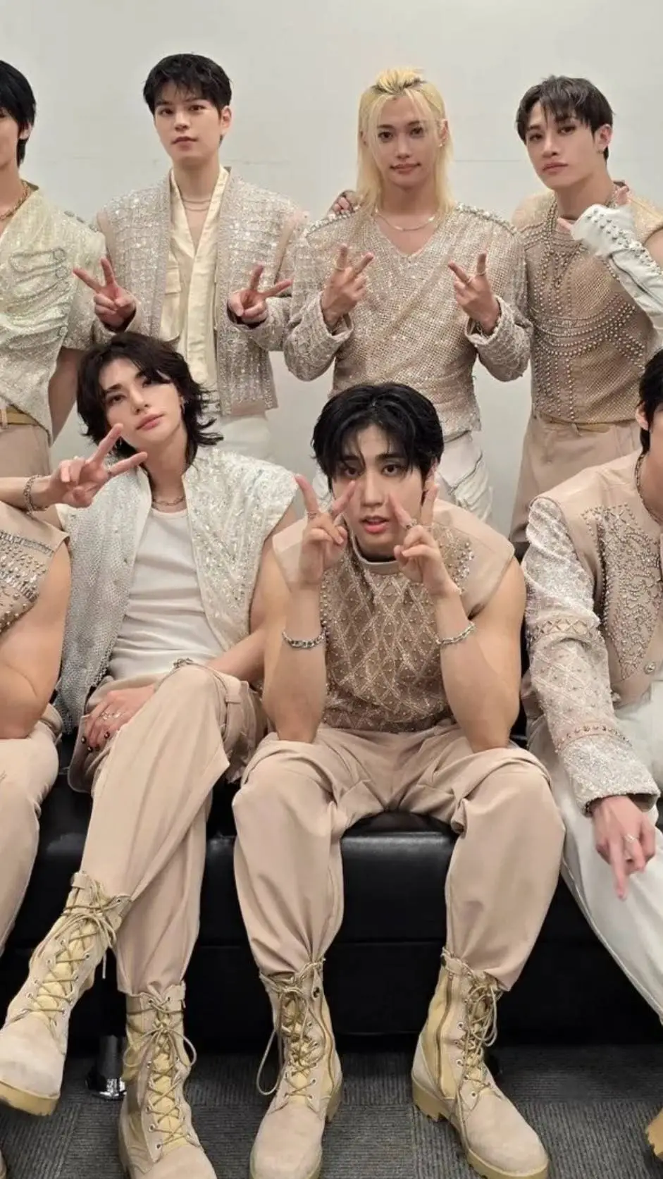 ai character: Stray kids!  background