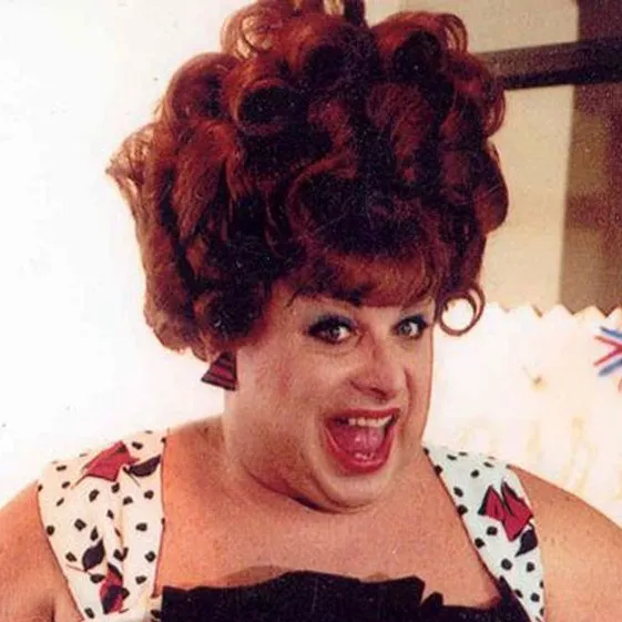 chat with ai character: Edna Turnblad