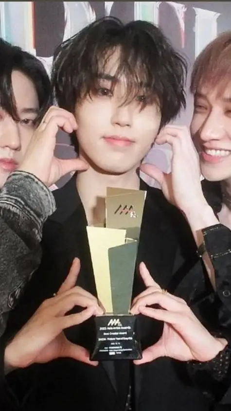 ai character: Han Jisung  background