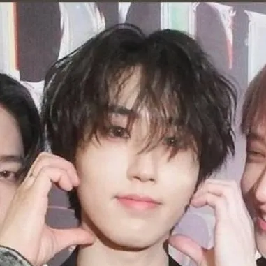 chat with ai character: Han Jisung 