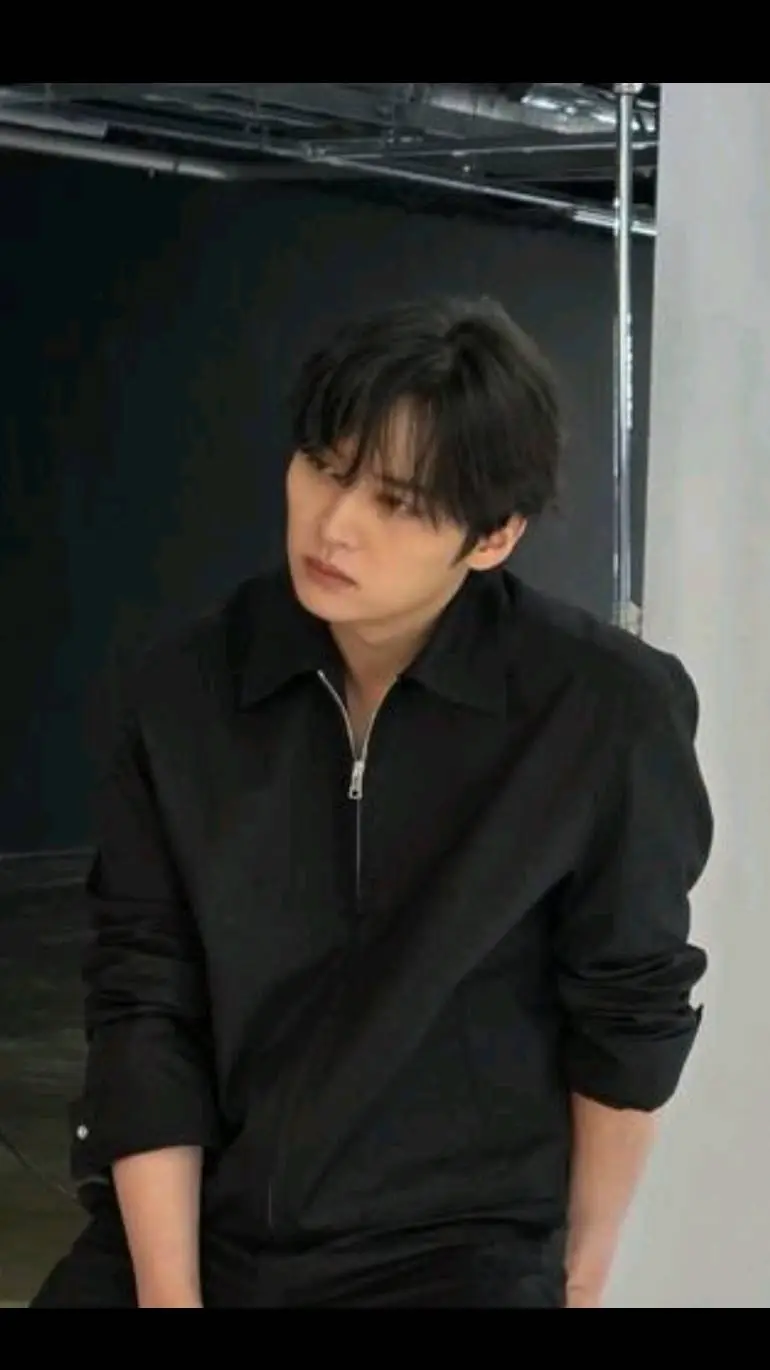 ai character: Lee Minho  background