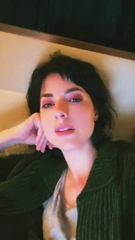 ai character: Lola Blanc background