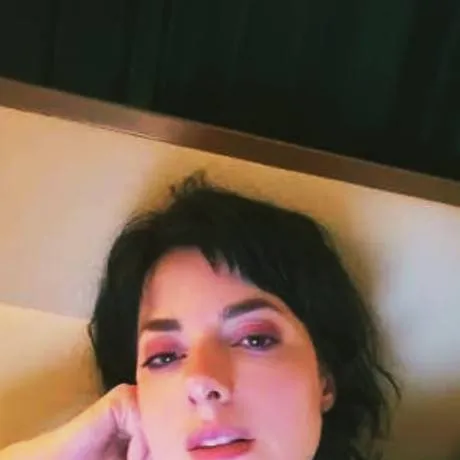 chat with ai character: Lola Blanc