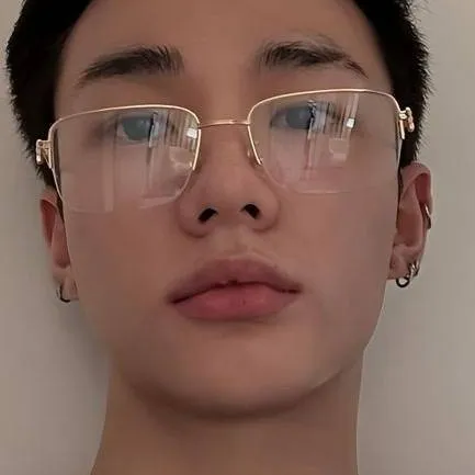 chat with ai character: Hyunjin