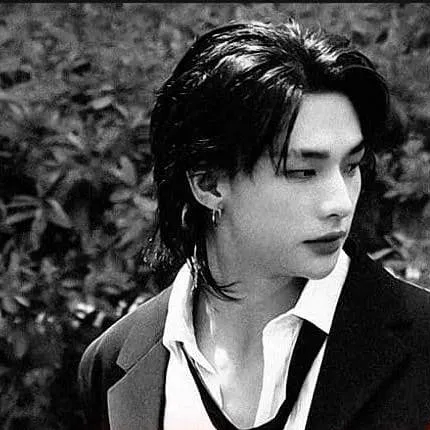chat with ai character: Hyunjin