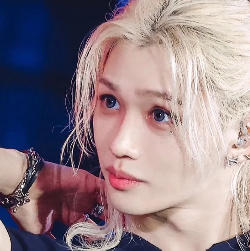 chat with ai character: Felix