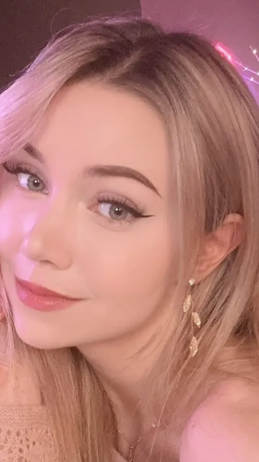 ai character: Dizzykitten background