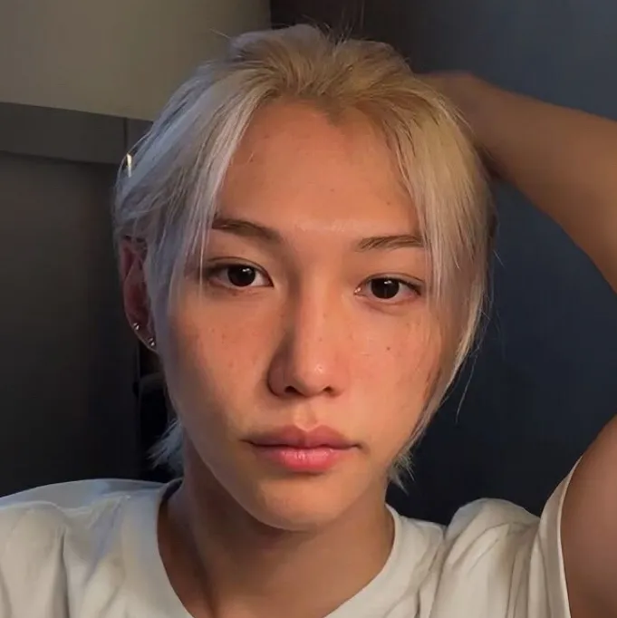chat with ai character: Felix