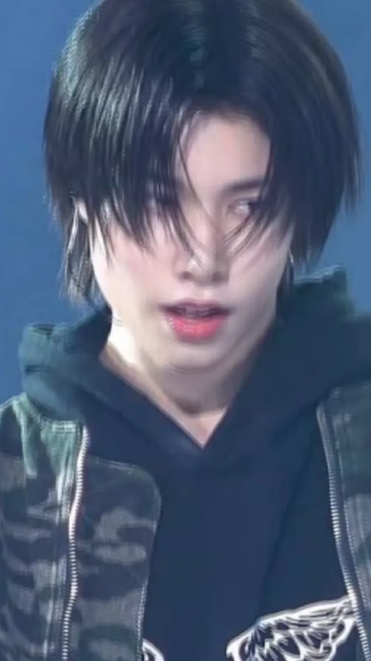 ai character: Louis background