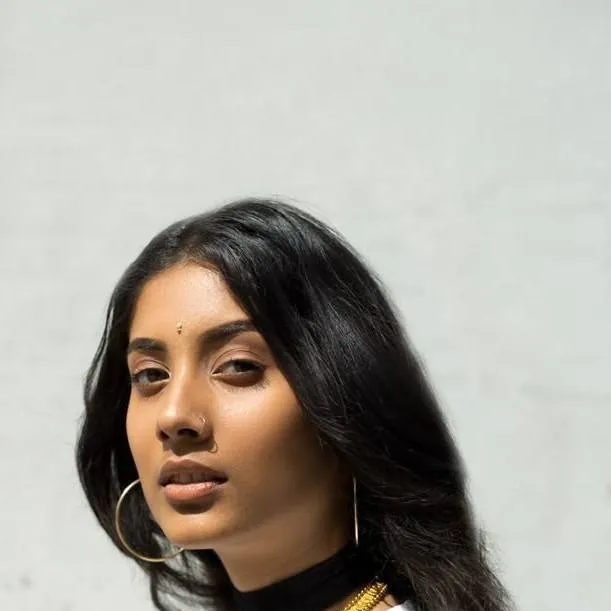 chat with ai character: Pari