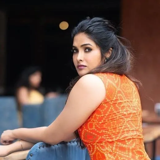 chat with ai character: Roopa