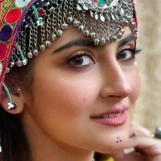 chat with ai character: Zaira