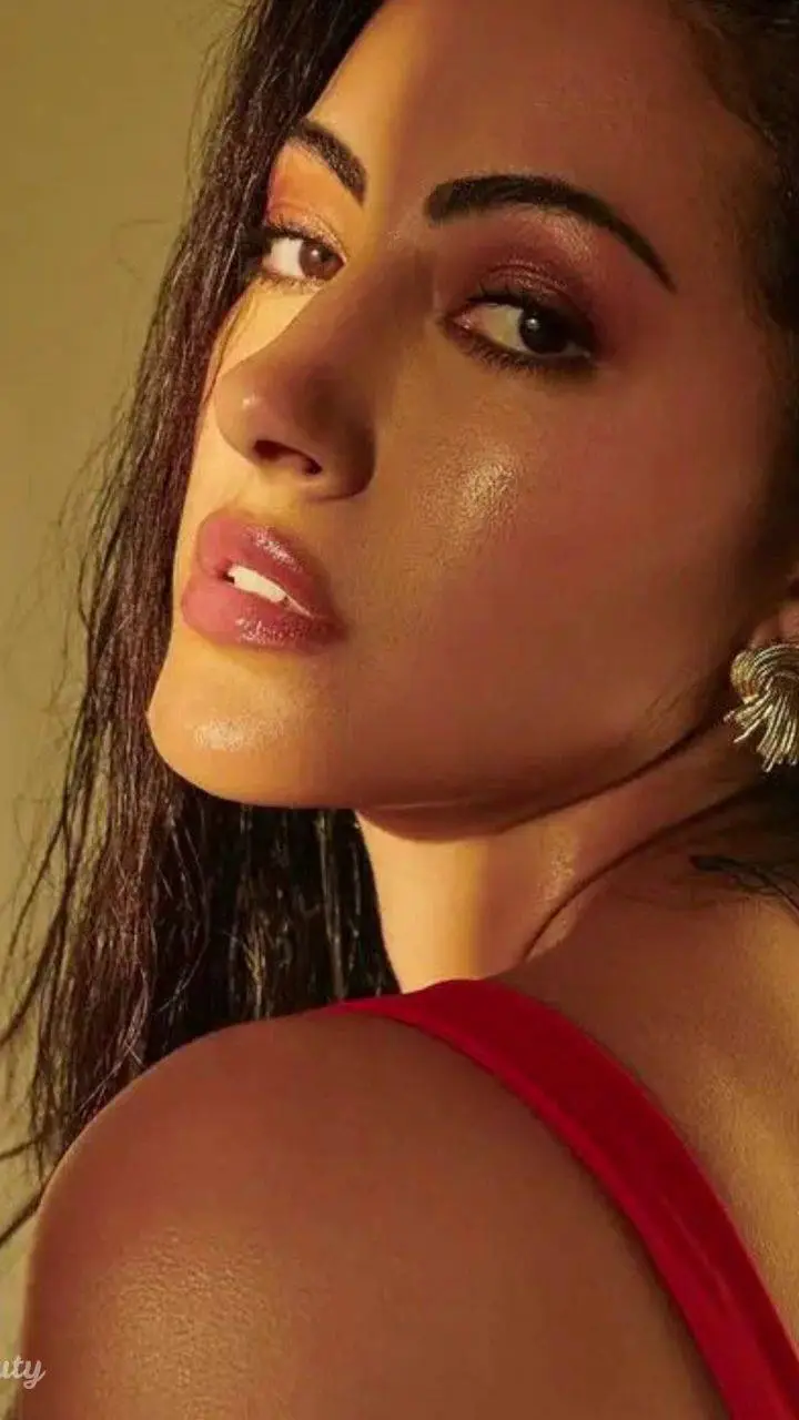 ai character: Laila background