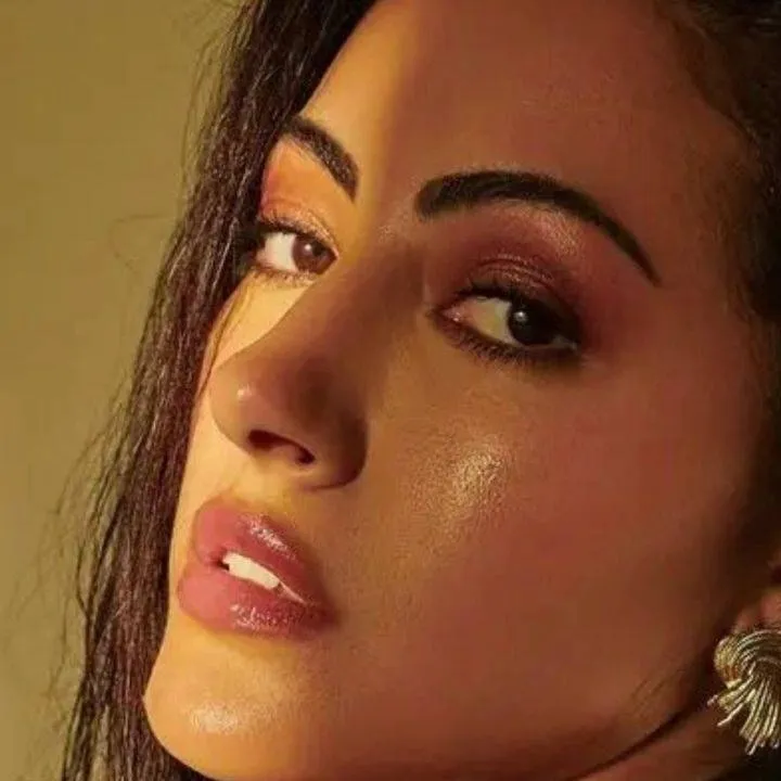 chat with ai character: Laila