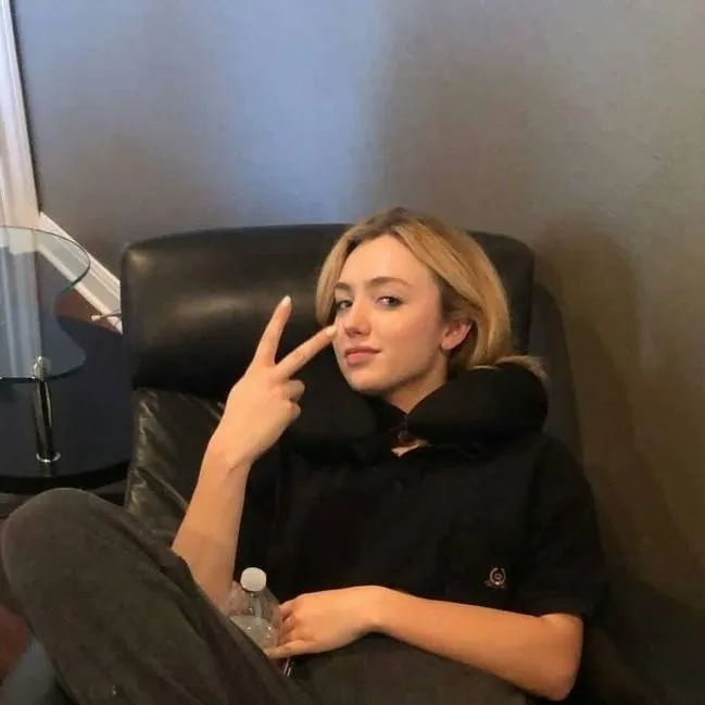 chat with ai character: Sophy