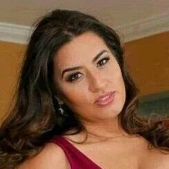 chat with ai character: Yvona