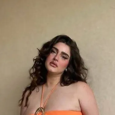 chat with ai character: Miss Dee